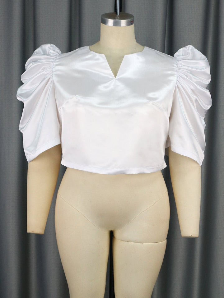 Chic Damen Bluse mit kurzen Puffärmeln & V-Ausschnitt, ideal für glamouröse Looks. Moderner Stil für Sommerabende.