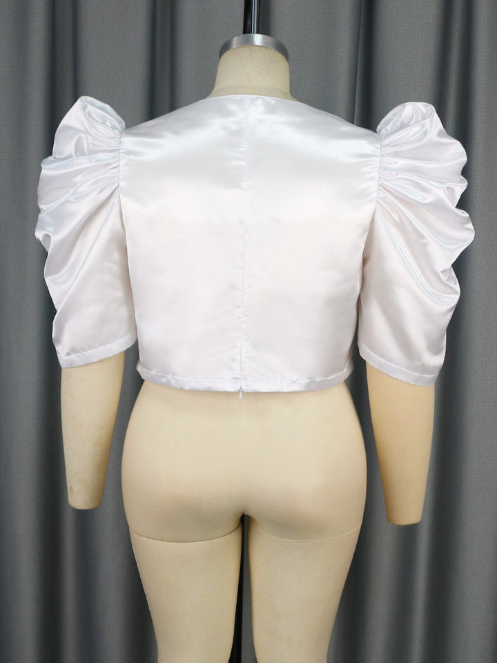 Modisches Damen Oberteil mit auffälligen, voluminösen Puffärmeln. Elegantes Kurzarmtop mit V-Ausschnitt für besondere Events.