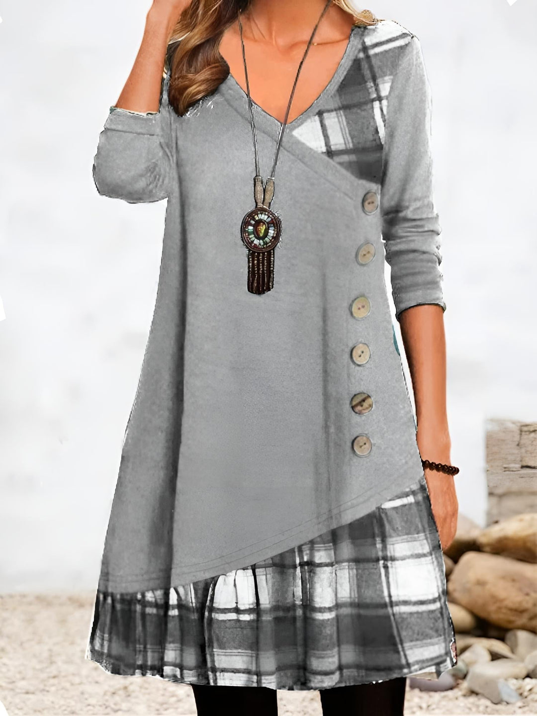 Stilvolles Damen Lagenkleid mit V-Ausschnitt. Ein vielseitiges, modisches Kleid, ideal für Freizeit und besondere Anlässe.