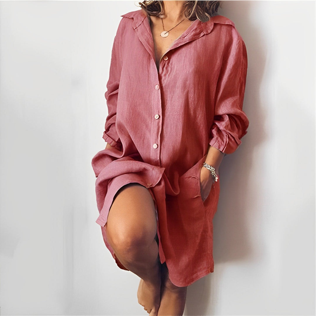 Model trägt das Damen Langarmkleid in Bewegung, betont die Leichtigkeit und den fließenden Stoff.