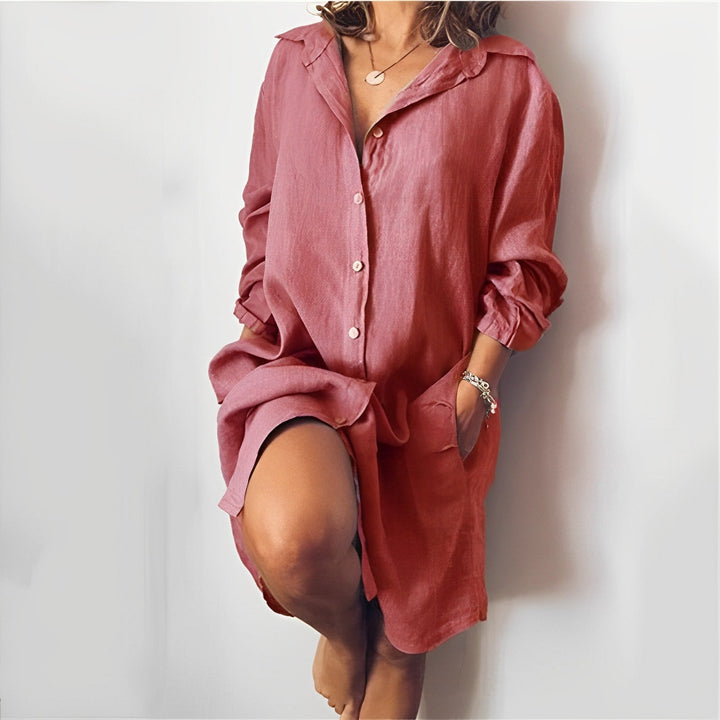 Model trägt das Damen Langarmkleid in Bewegung, betont die Leichtigkeit und den fließenden Stoff.