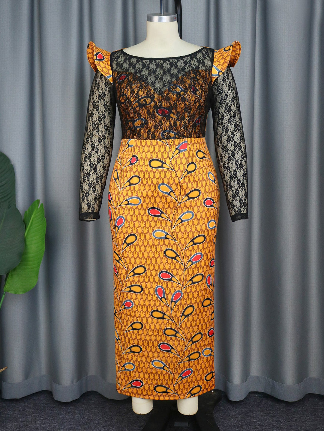 Midi-Längen Damen Langarmkleid mit Blumenmuster und Spitze, ein elegantes Outfit für den Abend.