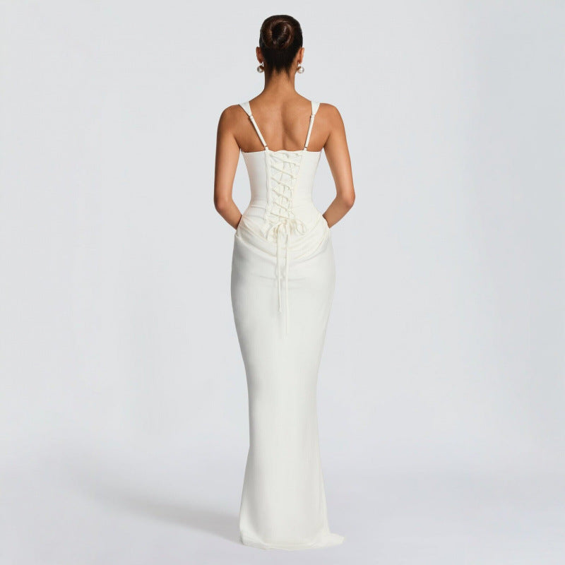 Langes, schmeichelhaftes Abendkleid für Damen mit eleganten Drapierungen, ideal als Cocktailkleid.