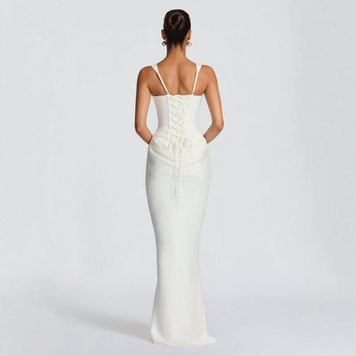 Langes, schmeichelhaftes Abendkleid für Damen mit eleganten Drapierungen, ideal als Cocktailkleid.