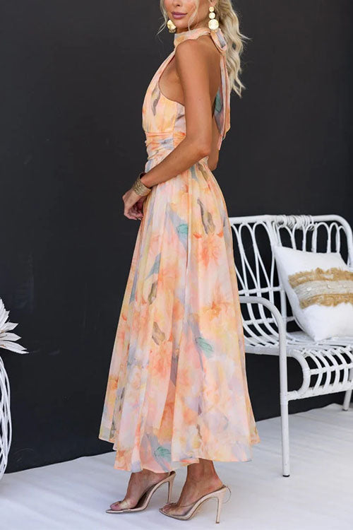 Festliches Damen Maxikleid im Aquarelldesign mit Halterneck, fließend und rückenfrei, perfekt für besondere Anlässe.