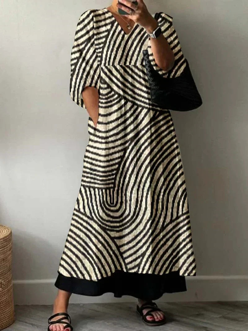 Elegantes Damen Maxikleid im Boho-Chic mit auffälligem Muster, perfekt für Sommer und Strand, leicht & bequem.