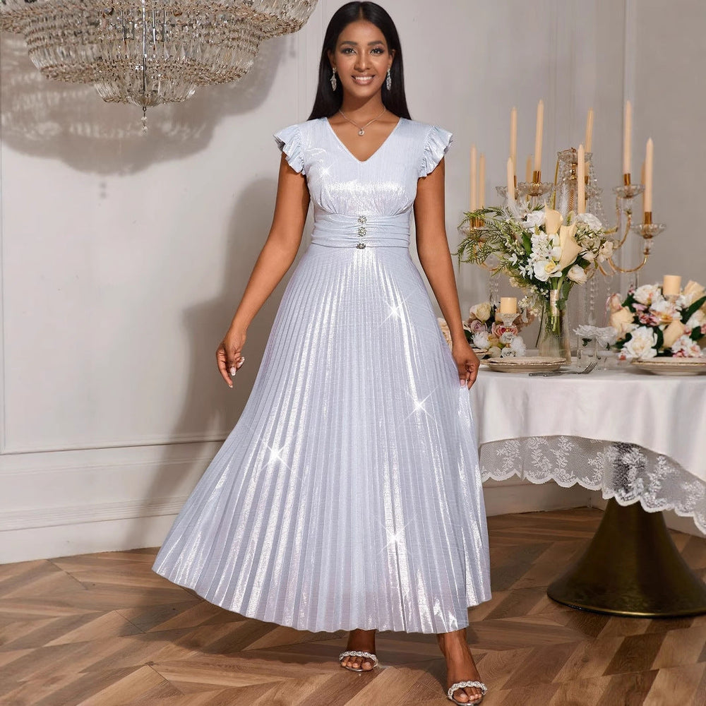 Festliches schimmerndes Abendkleid für Damen in Gold, tailliert mit elegantem V-Ausschnitt und Rüschen.
