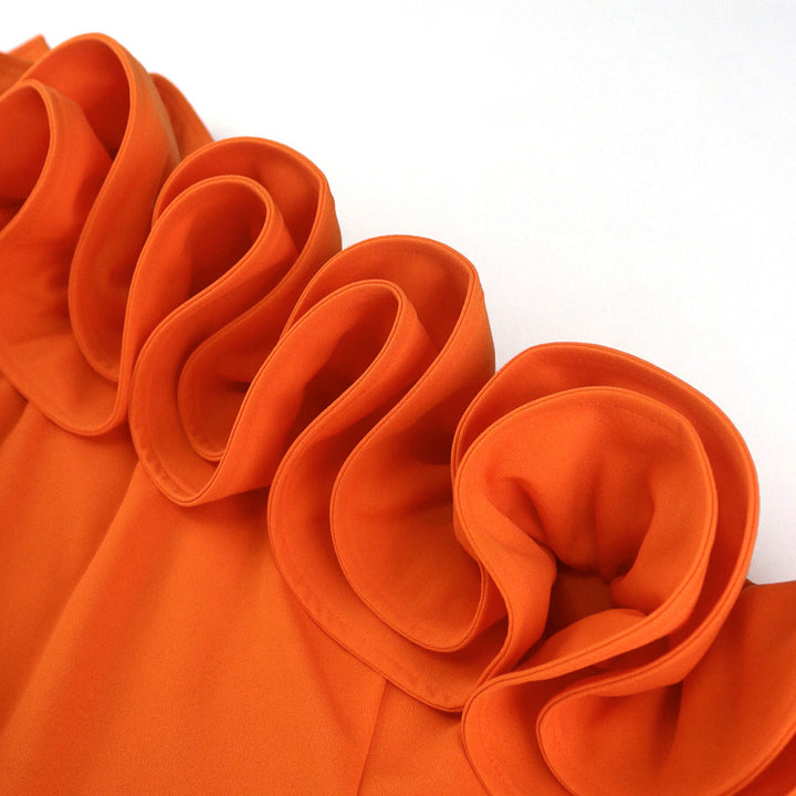 Langes, elegantes orangefarbenes Damenkleid mit stilvollen Rüschen und sexy Beinschlitz für festliche Anlässe.