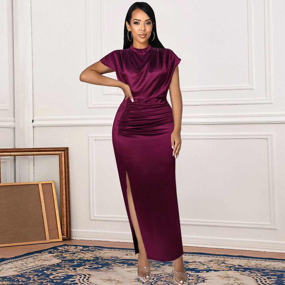 Elegantes Damen Maxikleid in Schwarz mit tiefem Schlitz und femininer Drapierung, perfekt als Abend- oder Festkleid.
