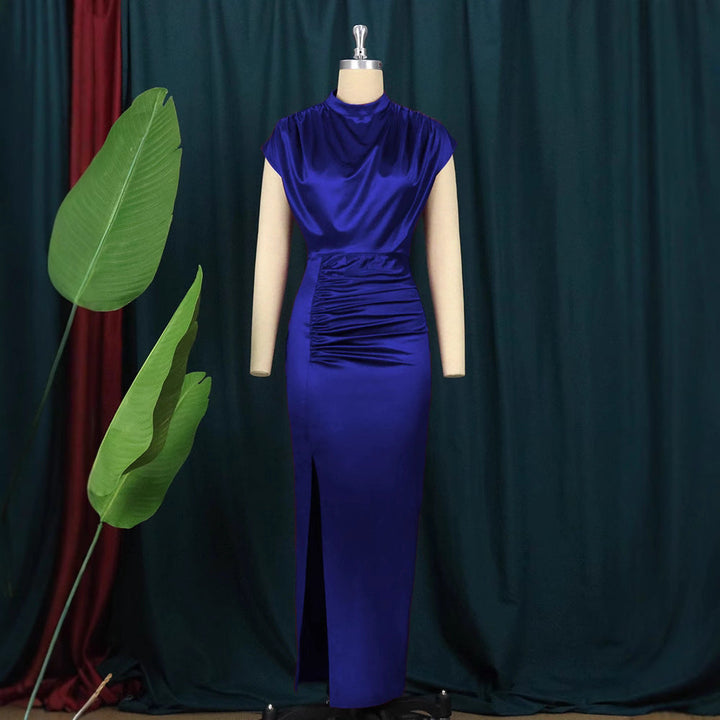 Langes, fließendes Abendkleid für Damen in Schwarz, elegant drapiert mit tiefem Schlitz, ideal für Event und Party.