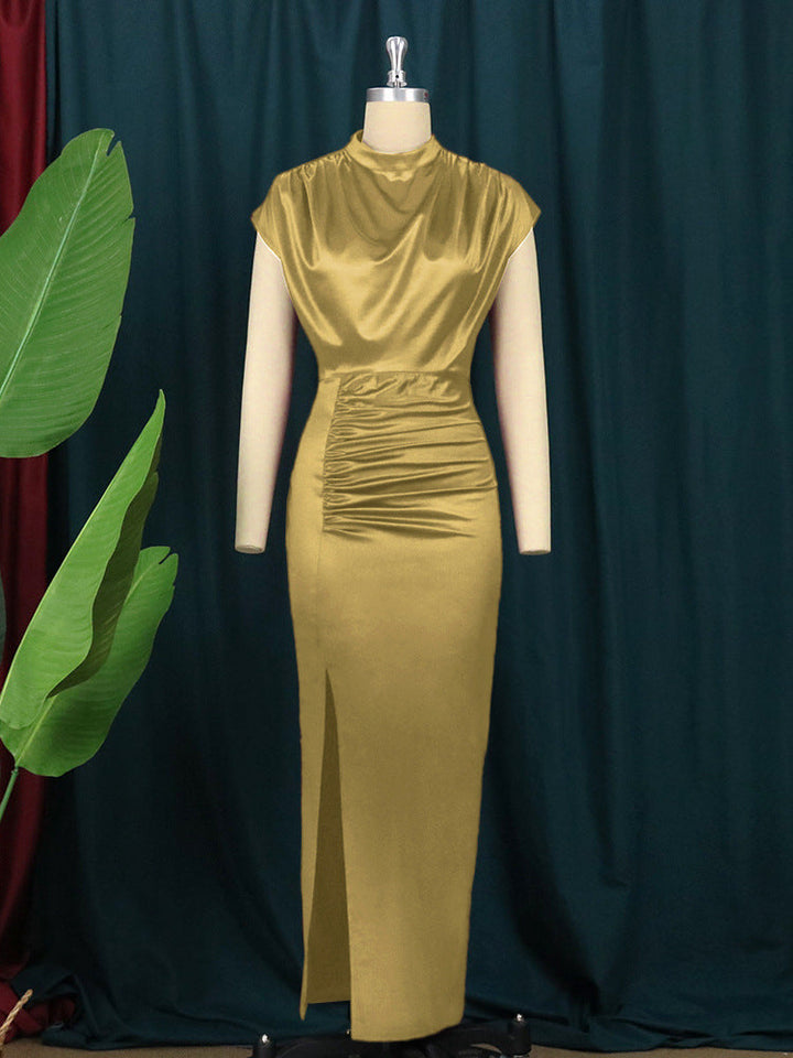 Sommerliches Abendkleid: Elegantes Maxikleid mit tiefem Schlitz und Drapee-Design, ideal für warme Abendstunden.