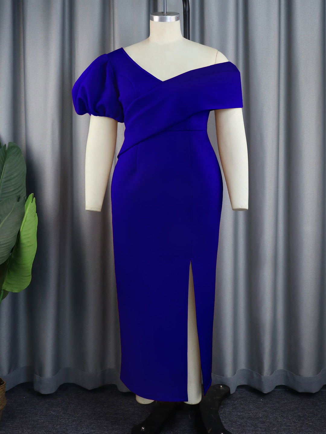 Anmutiges Damen Abendkleid mit asymmetrischem Ausschnitt und eleganten Puffärmeln, für hohen Tragekomfort.