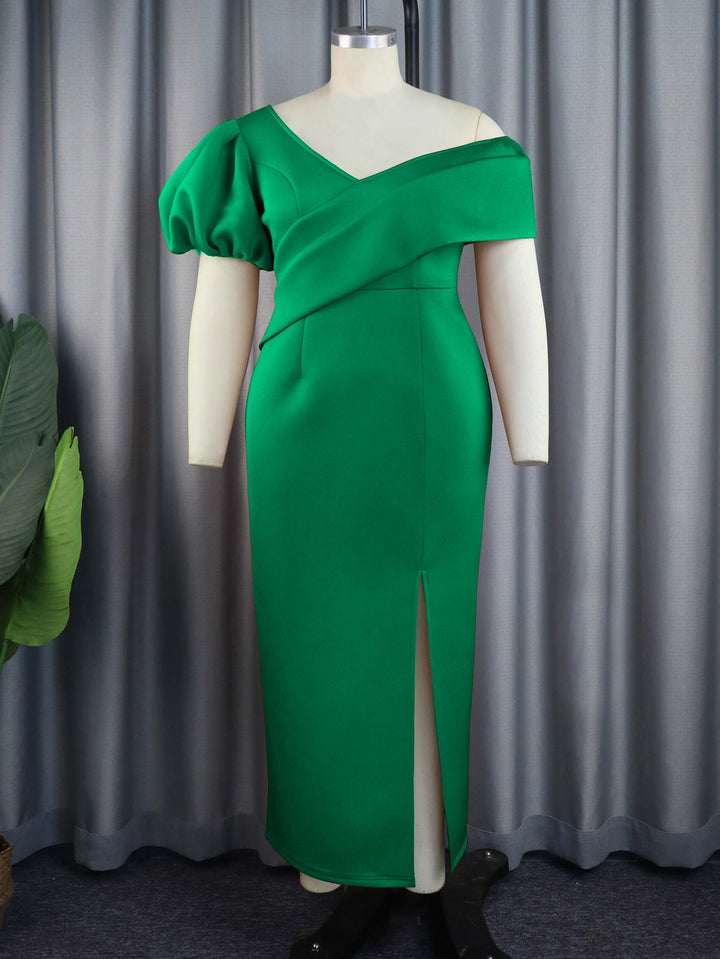Festliches Damenkleid, lang. Stilvoll mit asymmetrischem Ausschnitt und schicken voluminösen Puffärmeln.
