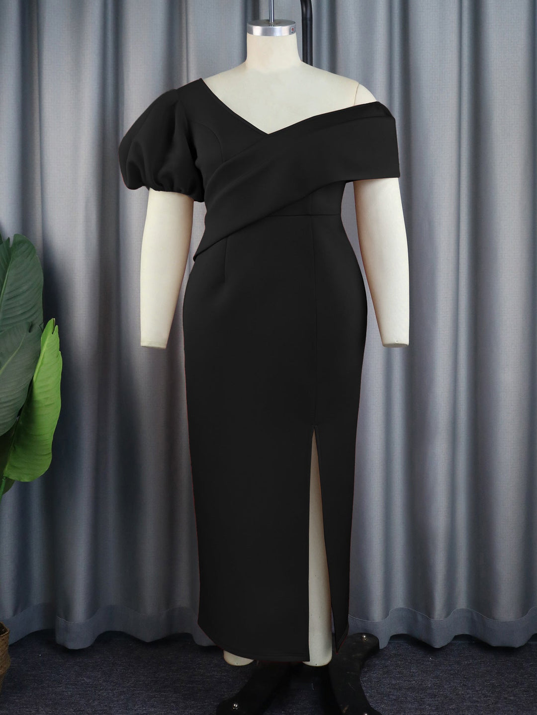 Attraktives Damen Maxikleid für Partys. Mit asymmetrischem Ausschnitt und modischen Puffärmeln designt.