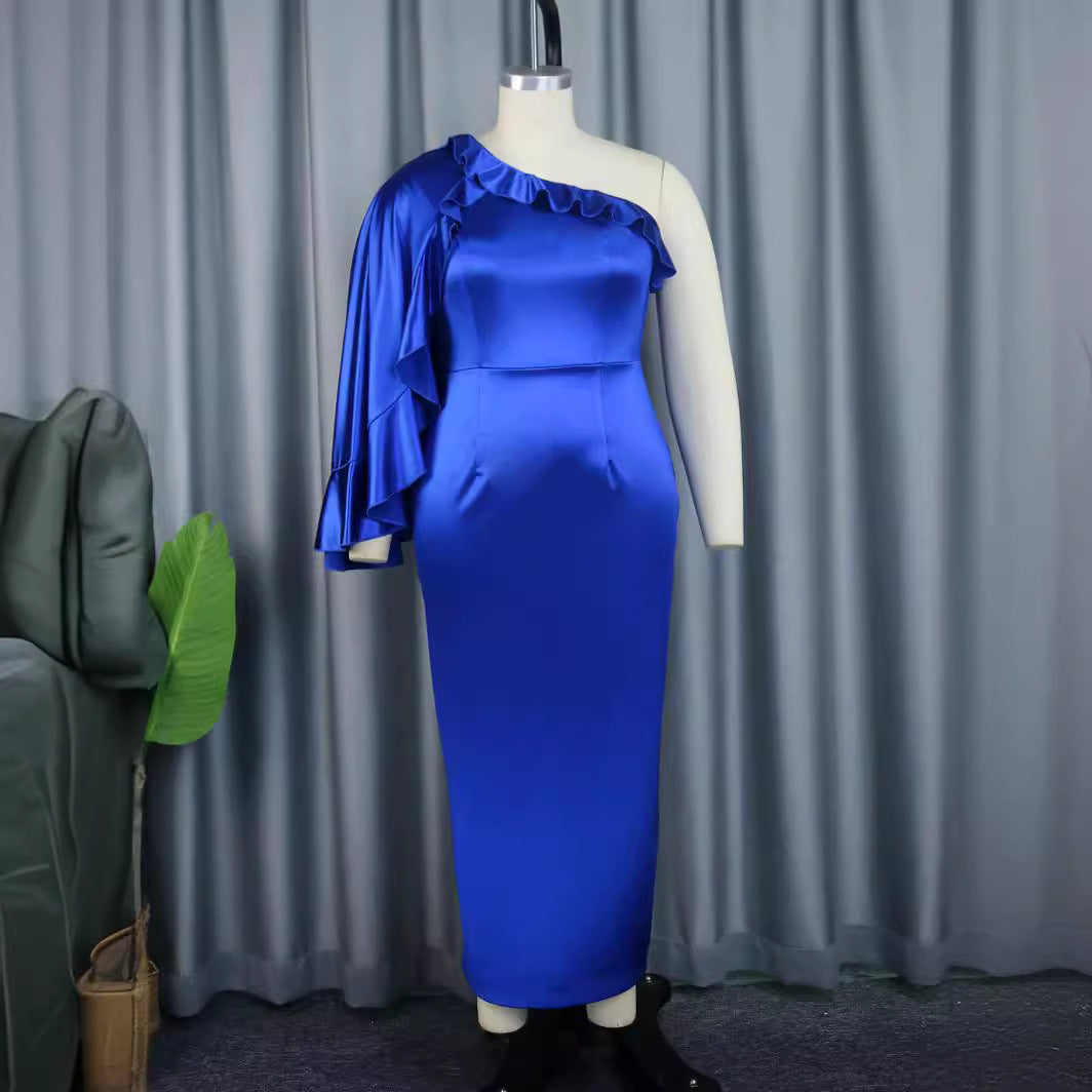 Modernes Damen Maxikleid, elegant und fließend, mit einzigartigem asymmetrischem Rüschendetail für Feste.