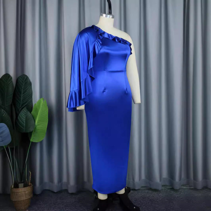 Festliches Damenkleid, Maxilänge, featuring stilvolles asymmetrisches Rüschendesign. Ideal für besondere Anlässe.