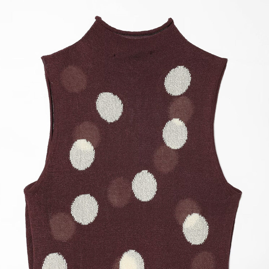 Hochgeschlossenes Damen Abendkleid im Maxilook mit elegantem Punktmuster, ein modischer Blickfang.