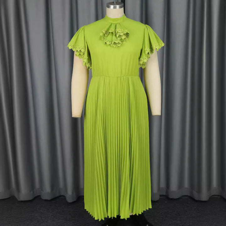 Stilvolles Plisseekleid für Damen, Maxi-Länge, mit femininen Rüschendetails und hohem Kragen, sehr elegant.