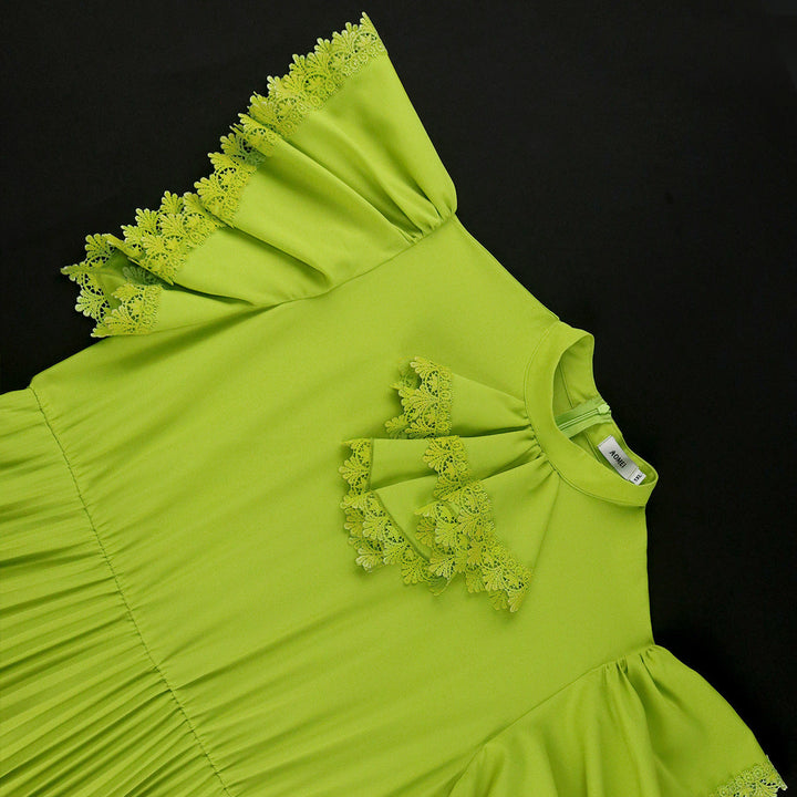 Glamouröses Damen Maxikleid, plissiert, mit Rüschen und Stehkragen, ideal für Hochzeiten und festliche Events.