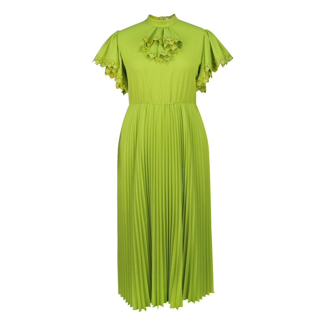Elegantes Damenkleid in Maxi-Länge, mit zarten Plisseefalten und verspielten Rüschen, ideal für Abendgarderobe.