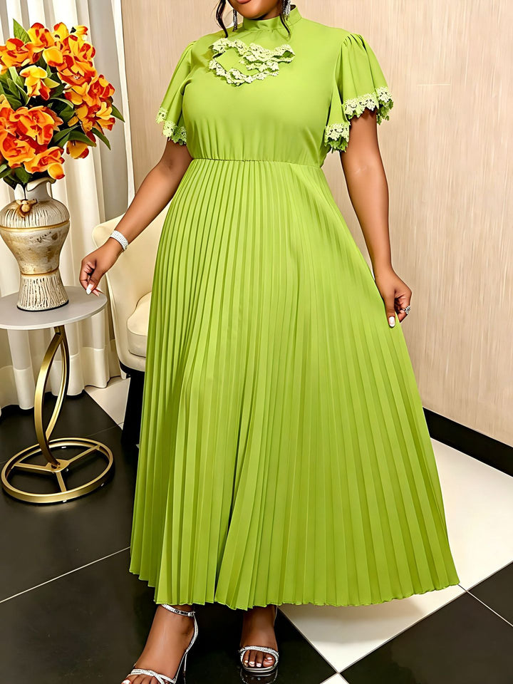 Langes, festliches Damen Maxikleid mit modischen Plissees, raffinierten Rüschen und elegantem Stehkragen.