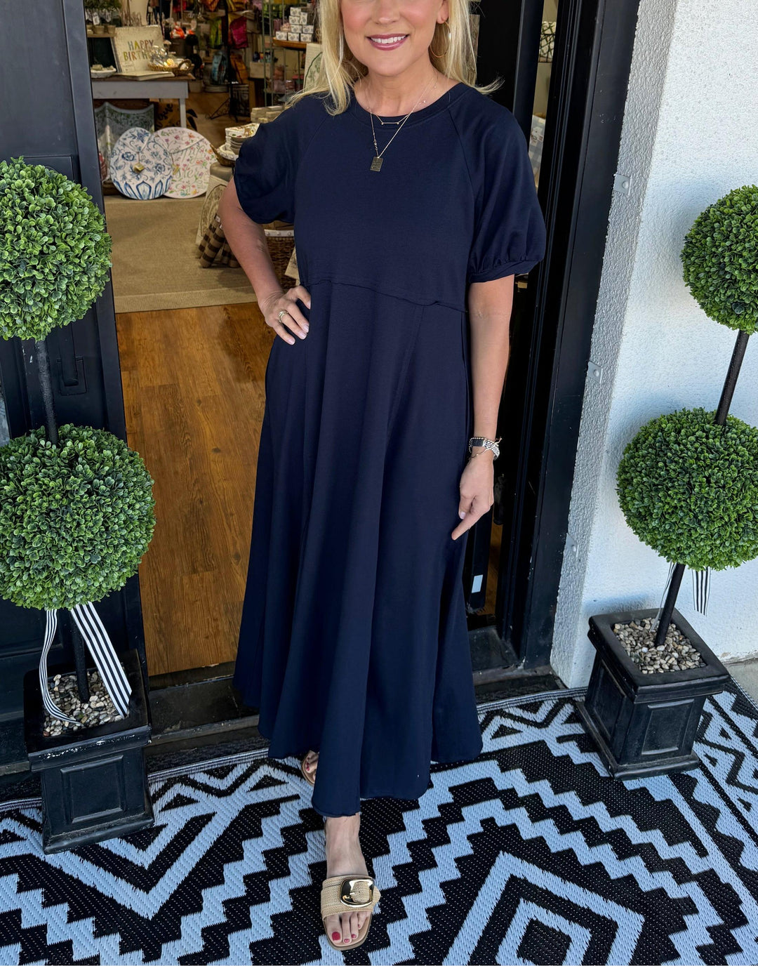 Elegantes Damen Maxikleid mit Puffärmeln und Rundhalsausschnitt für festliche Anlässe und Freizeit.