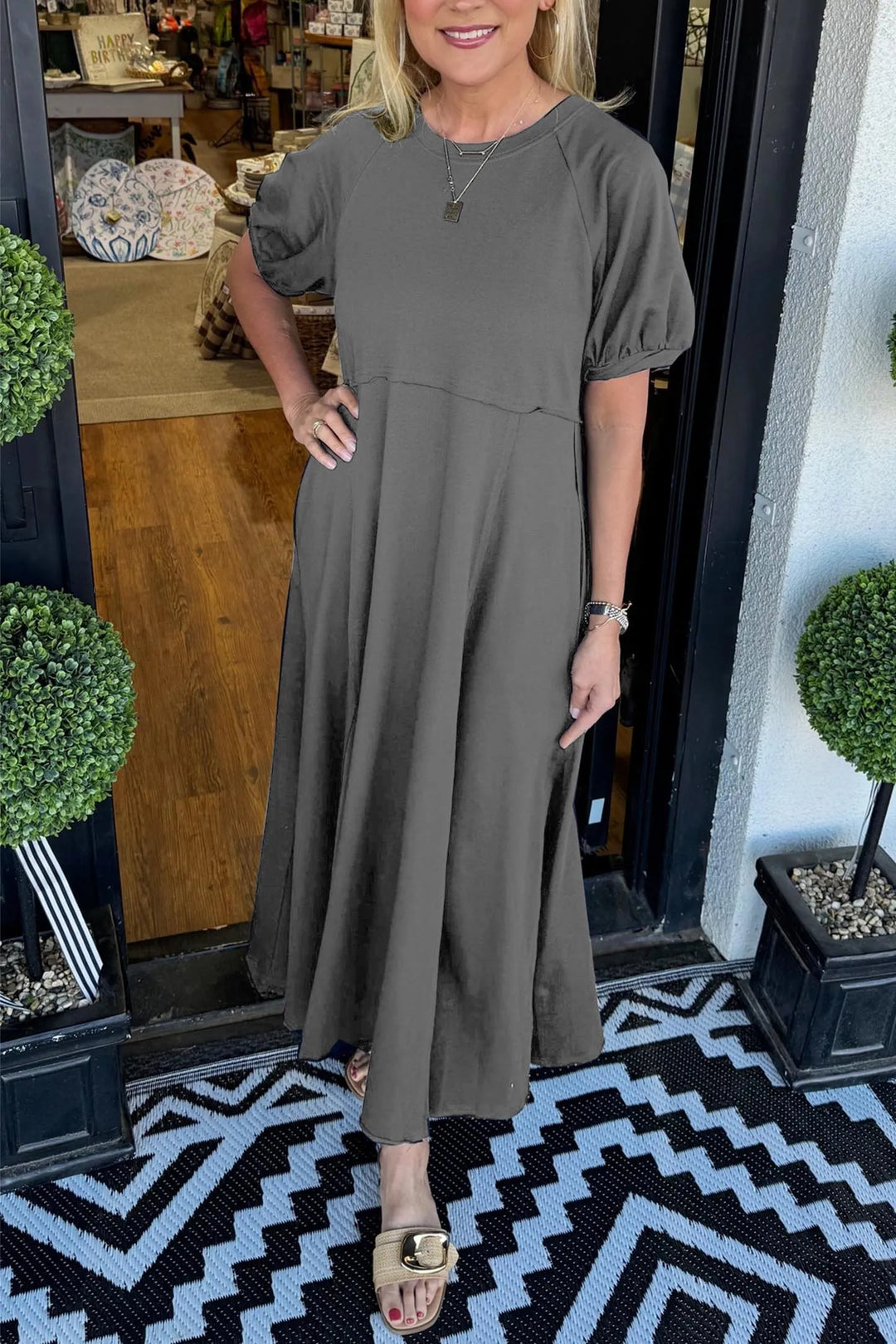 Elegantes Damen Maxikleid mit Puffärmeln. Langes Freizeit- und Festkleid für Damenmode, Rundhalsausschnitt.