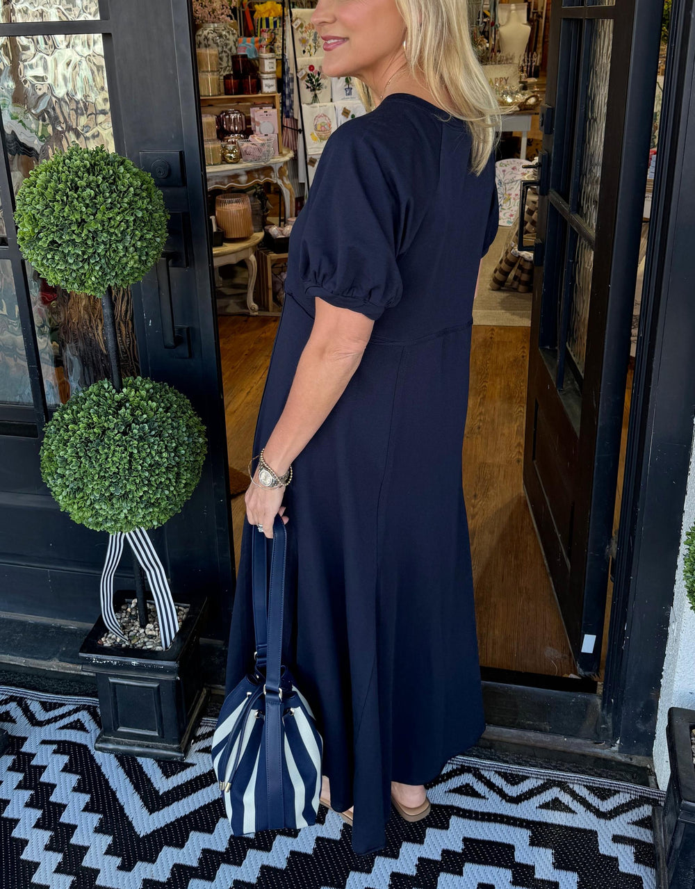 Vielseitiges Damen Sommer-Maxikleid mit Puffärmeln. Langes, elegantes Freizeitkleid mit Rundhalsausschnitt.