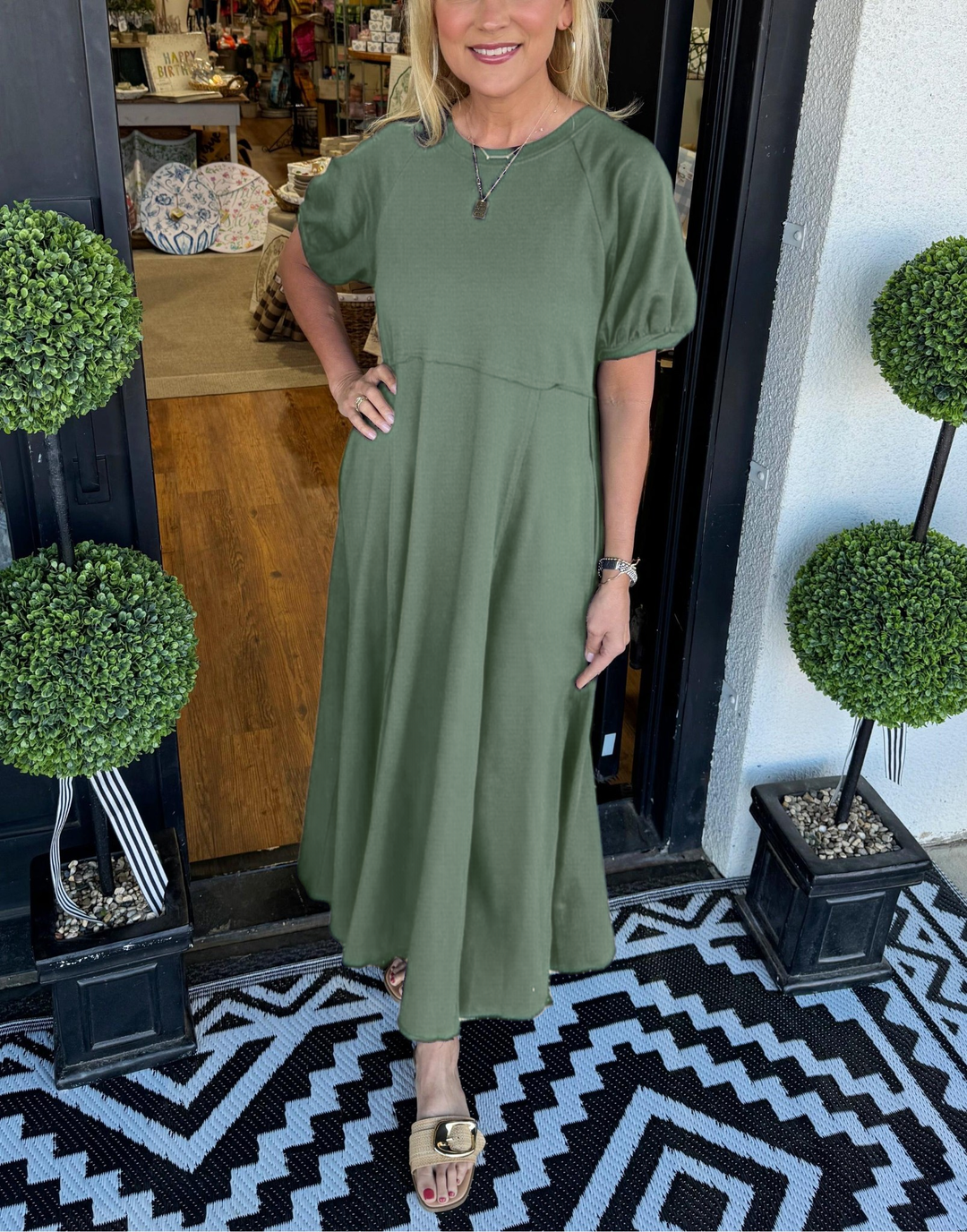 Fließendes, langes Damenkleid mit eleganten Puffärmeln. Bequemes Freizeit- und Sommerkleid für Damenmode.