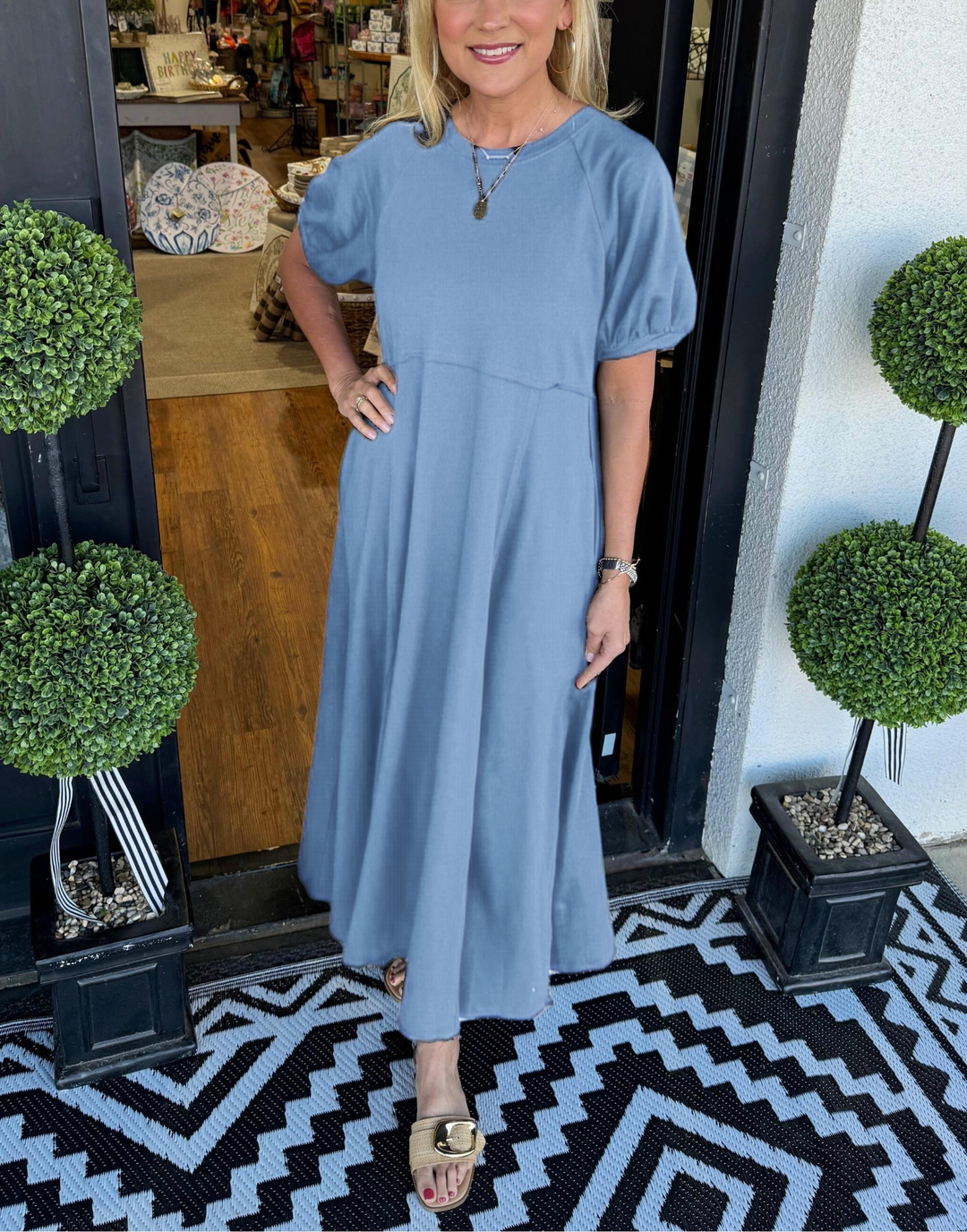 Schickes Damen Festlicheskleid / Freizeitkleid. Elegantes Maxikleid mit Puffärmeln und Rundhalsausschnitt.