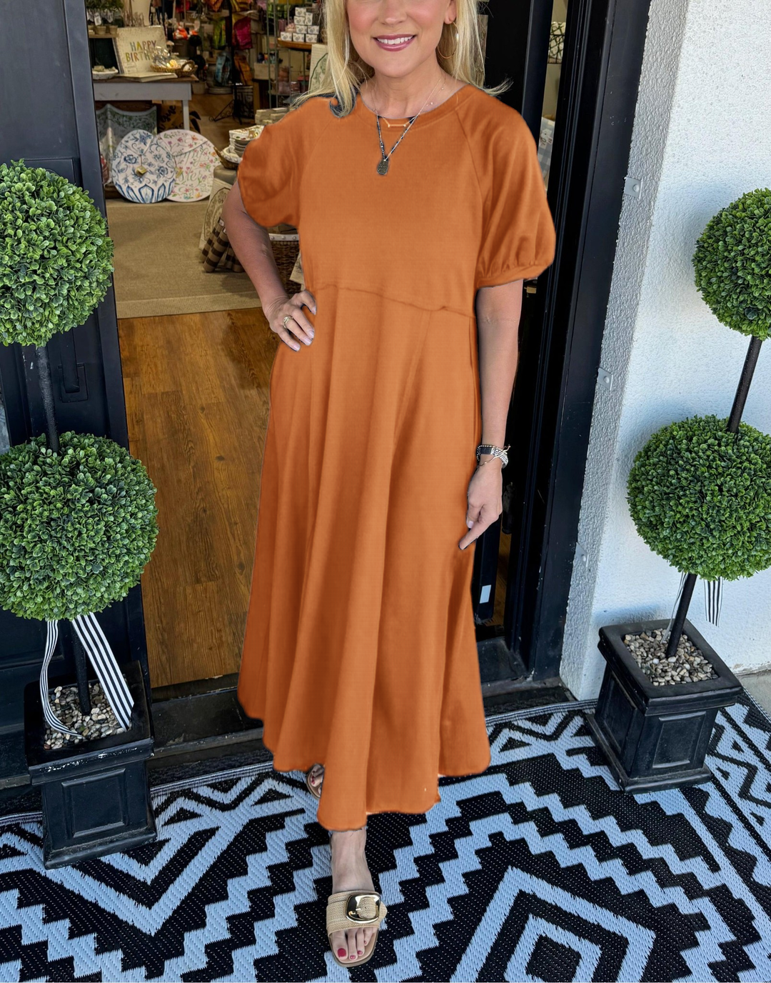 Damenmode: Elegantes langes Kleid mit ausgeprägten Puffärmeln und Rundhalsausschnitt. Perfektes Maxikleid.