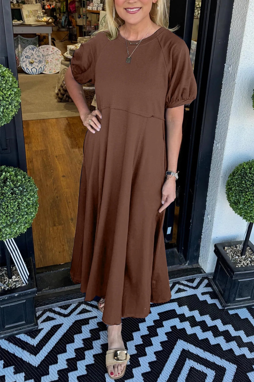 Damen Maxikleid, elegant und vielseitig. Mit Puffärmeln und Rundhalsausschnitt, ideal als Sommer- oder Festkleid.