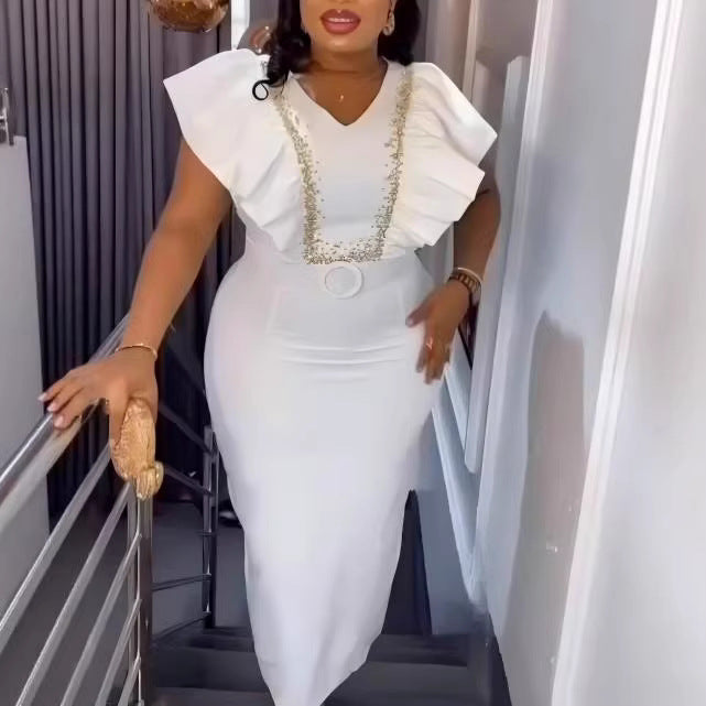 Festliches Sommer Maxikleid für Damen. Elegant mit Rüschen, Glitzergürtel und tiefem V-Ausschnitt.