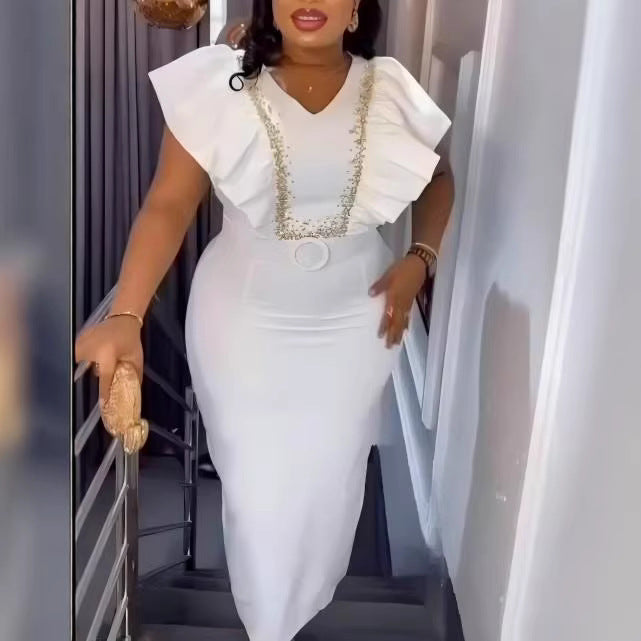 Schimmerndes Damen Maxikleid mit eleganten Rüschen und funkelndem Glitzergürtel. Ideal für besondere Anlässe.