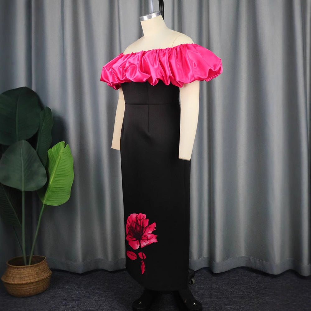 Figurumschmeichelndes langes Damen Abendkleid in Magenta mit Rüschen und Blumenmuster für festliche Anlässe.
