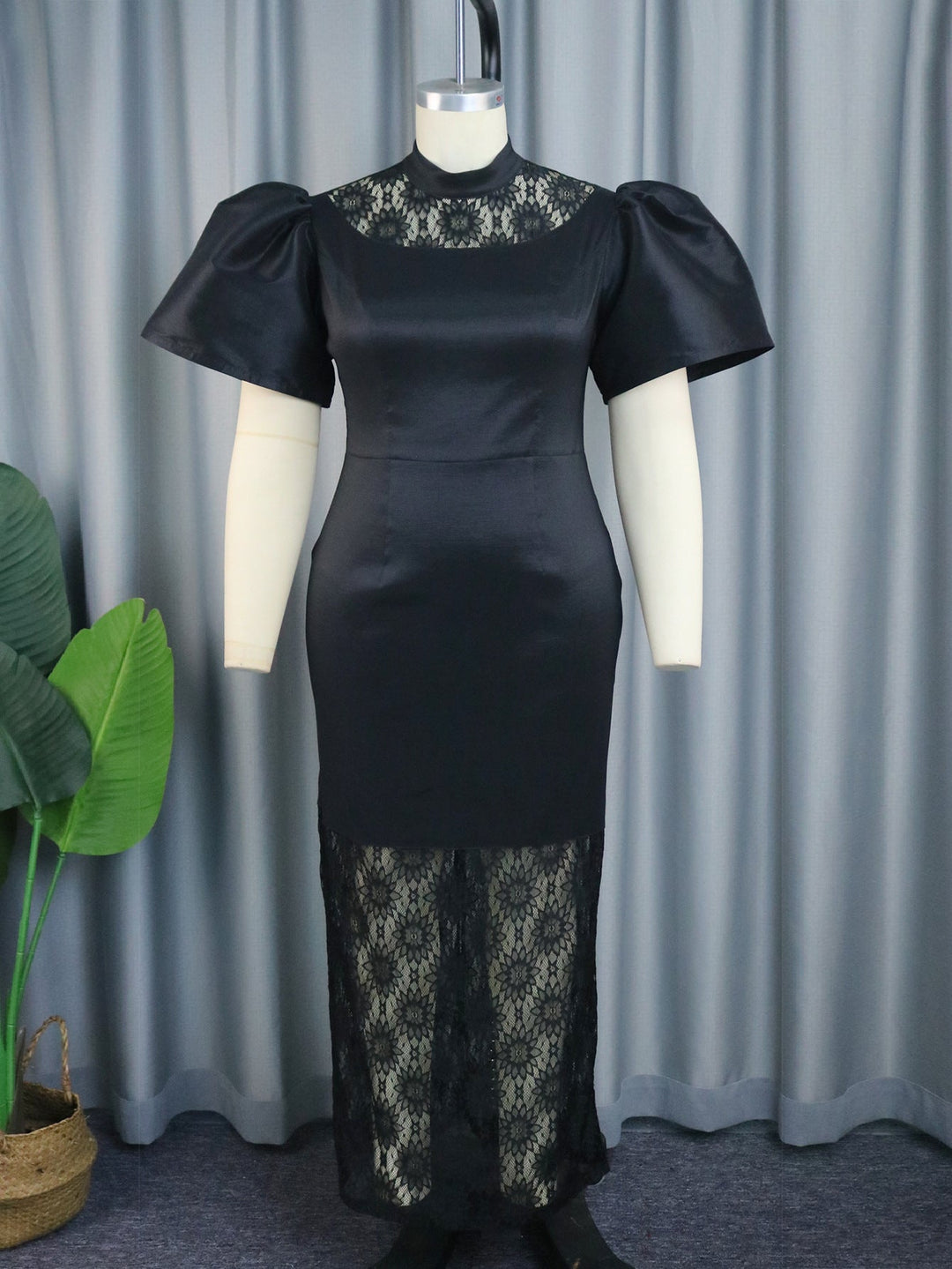 Romantisches Damen Spitzenkleid in Maxi-Länge mit stilvollen Puffärmeln; perfekt für festliche Damenmode.