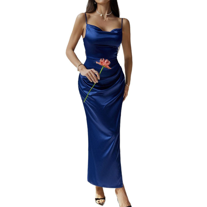 Figurumspielendes, elegantes Damen Maxikleid mit Spaghettiträgern, ideal für eine schlanke Silhouette.