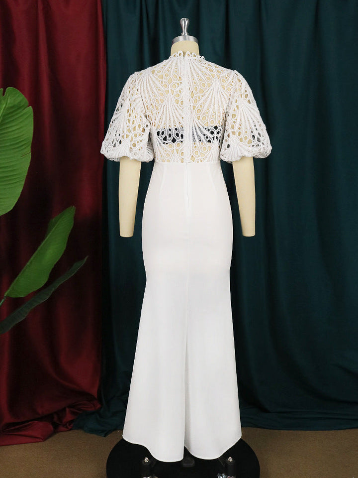 Feminines Abendkleid: Maxikleid für Damen mit zartem Spitzenoberteil und modischen, voluminösen Ärmeln.