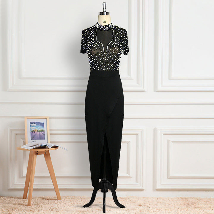 Modisches Damen Partykleid mit transparentem Oberteil, glänzenden Perlen & elegantem Schnitt. Perfekte Abendmode.