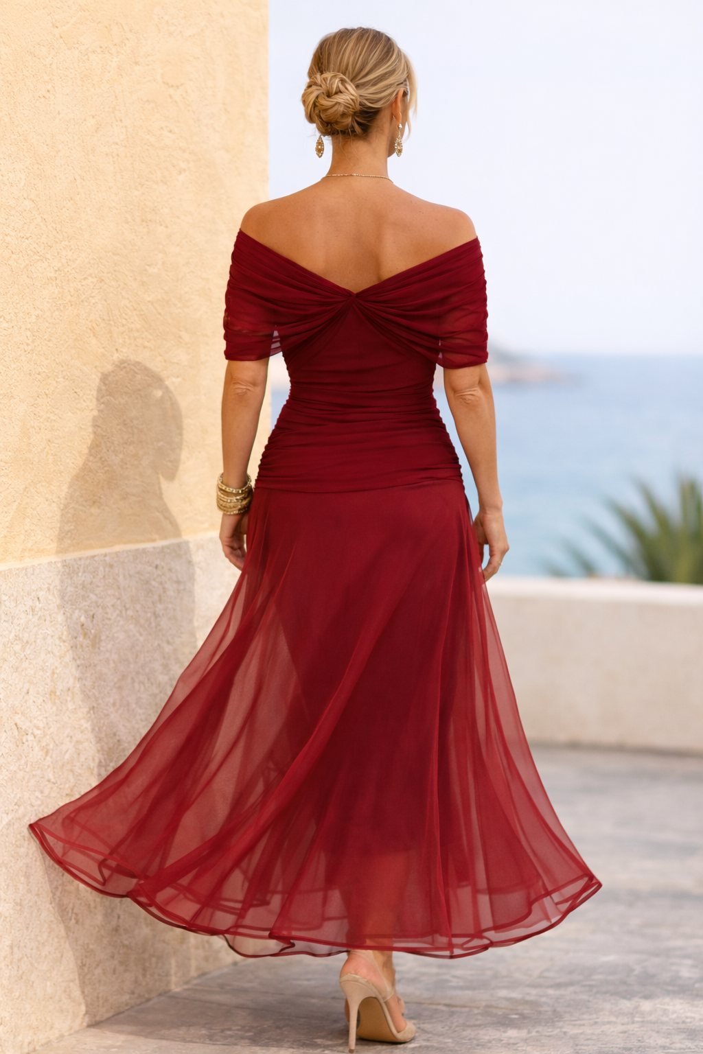 Grünes Damen Festkleid, elegant plissiertes Maxikleid mit V-Ausschnitt für Hochzeiten.