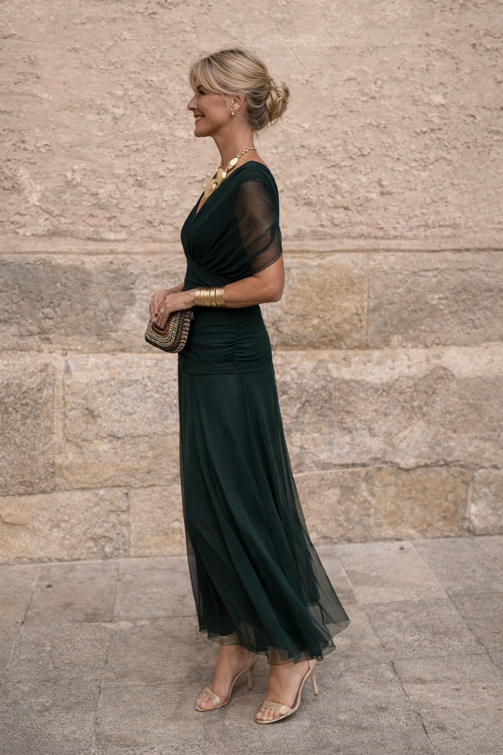 Grünes plissiertes Damen Maxikleid mit V-Ausschnitt, langes Festkleid für elegante Anlässe.