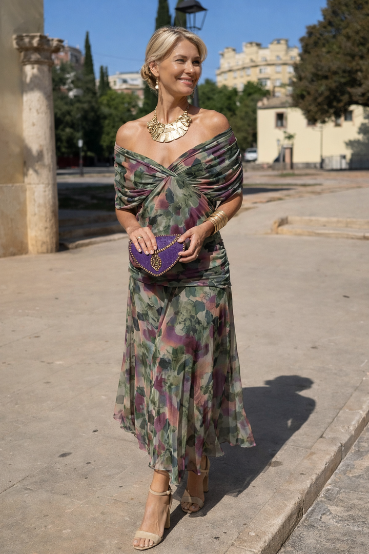 Langes, elegantes Festkleid in Rot, plissiertes Damen Maxikleid mit V-Ausschnitt.