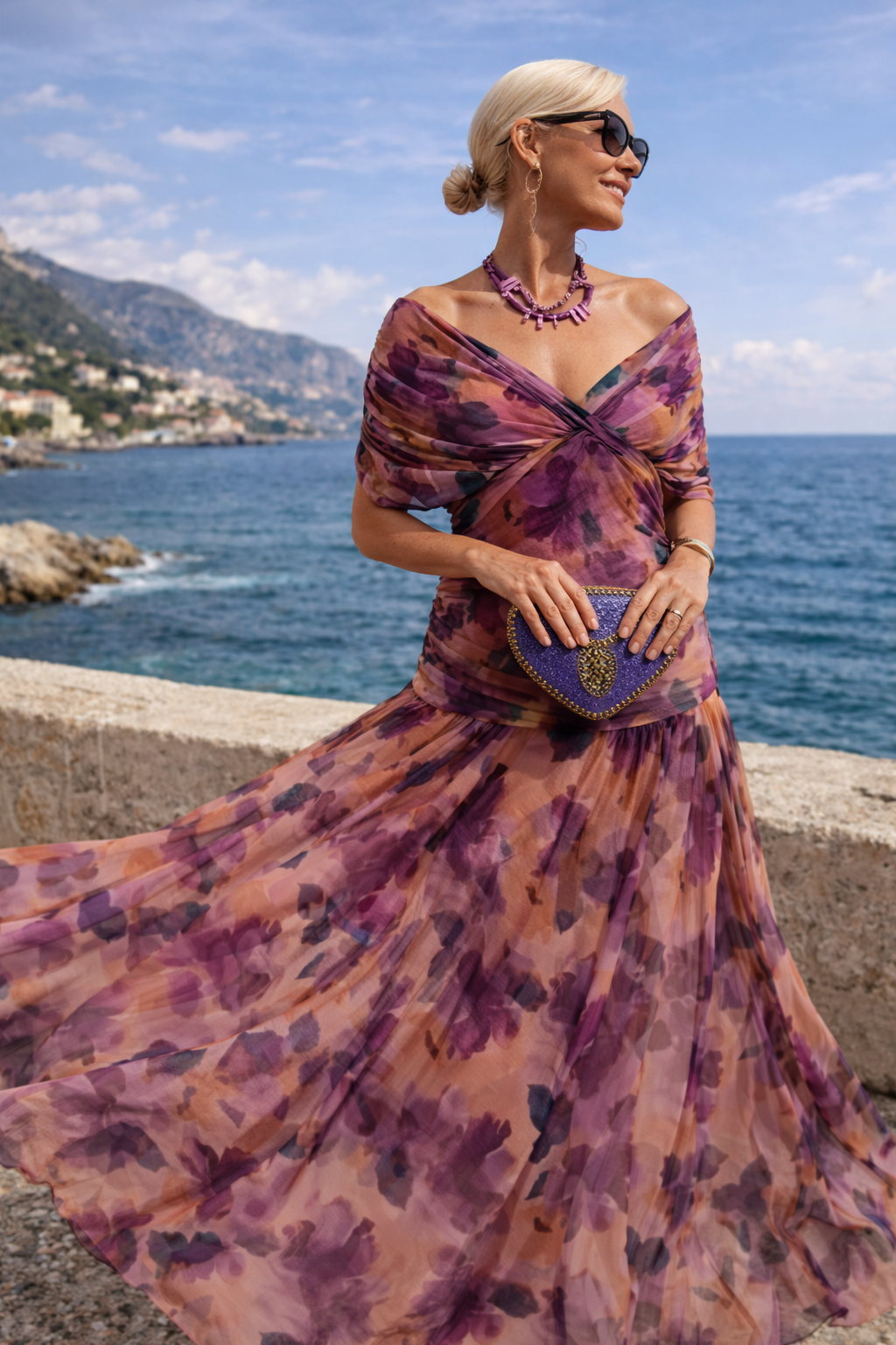 Rotes, langes Damen Maxikleid mit V-Ausschnitt, elegant plissiert, ideal als Abendkleid.