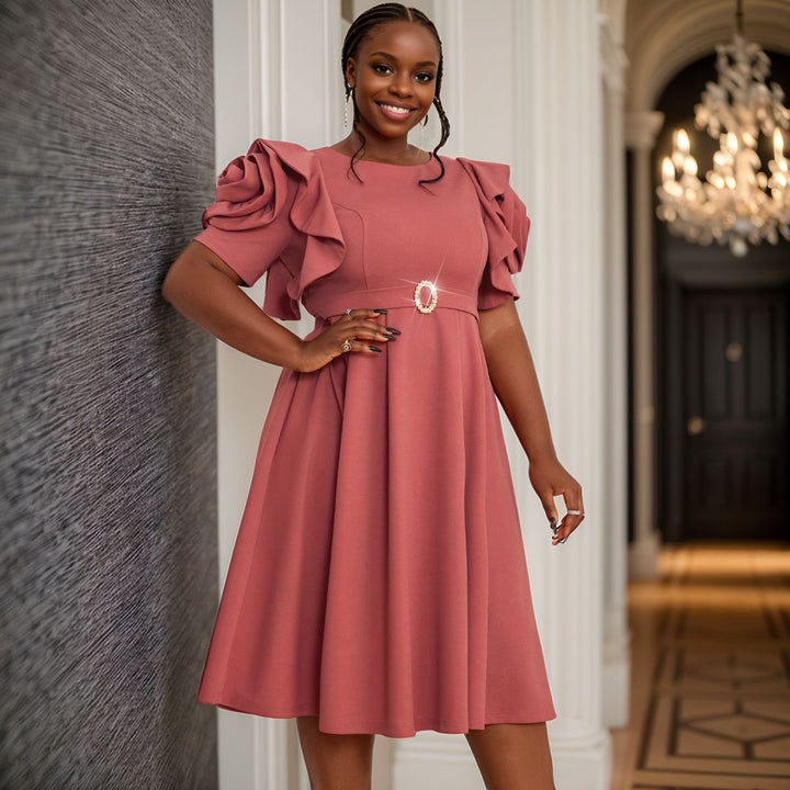 Elegantes Damen Midi-Kleid in Beige mit Rüschenärmeln, perfekt für festliche Anlässe und Abende.