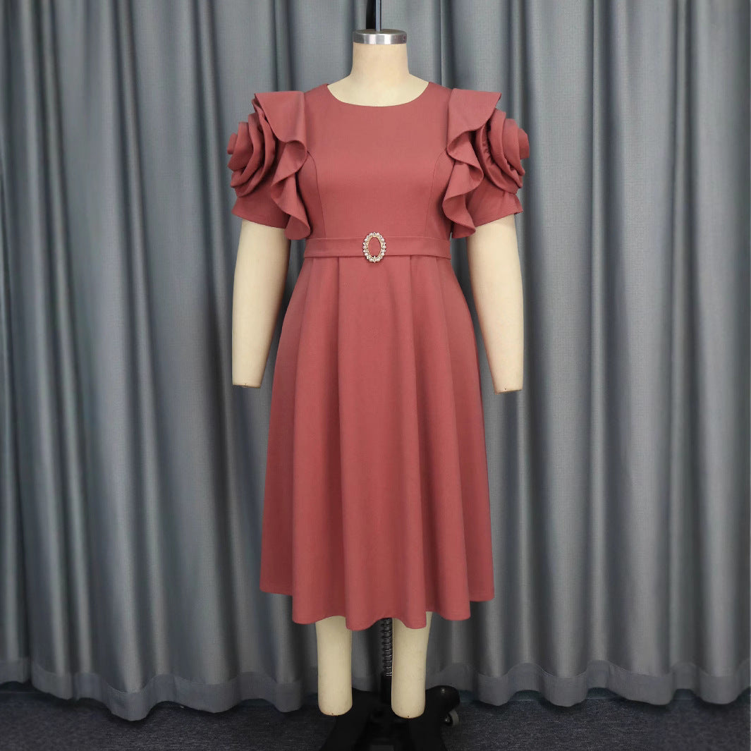 Modisches Midi-Kleid für Frauen, mit stilvollen Rüschenärmeln und Schmuckdetail am Ausschnitt.