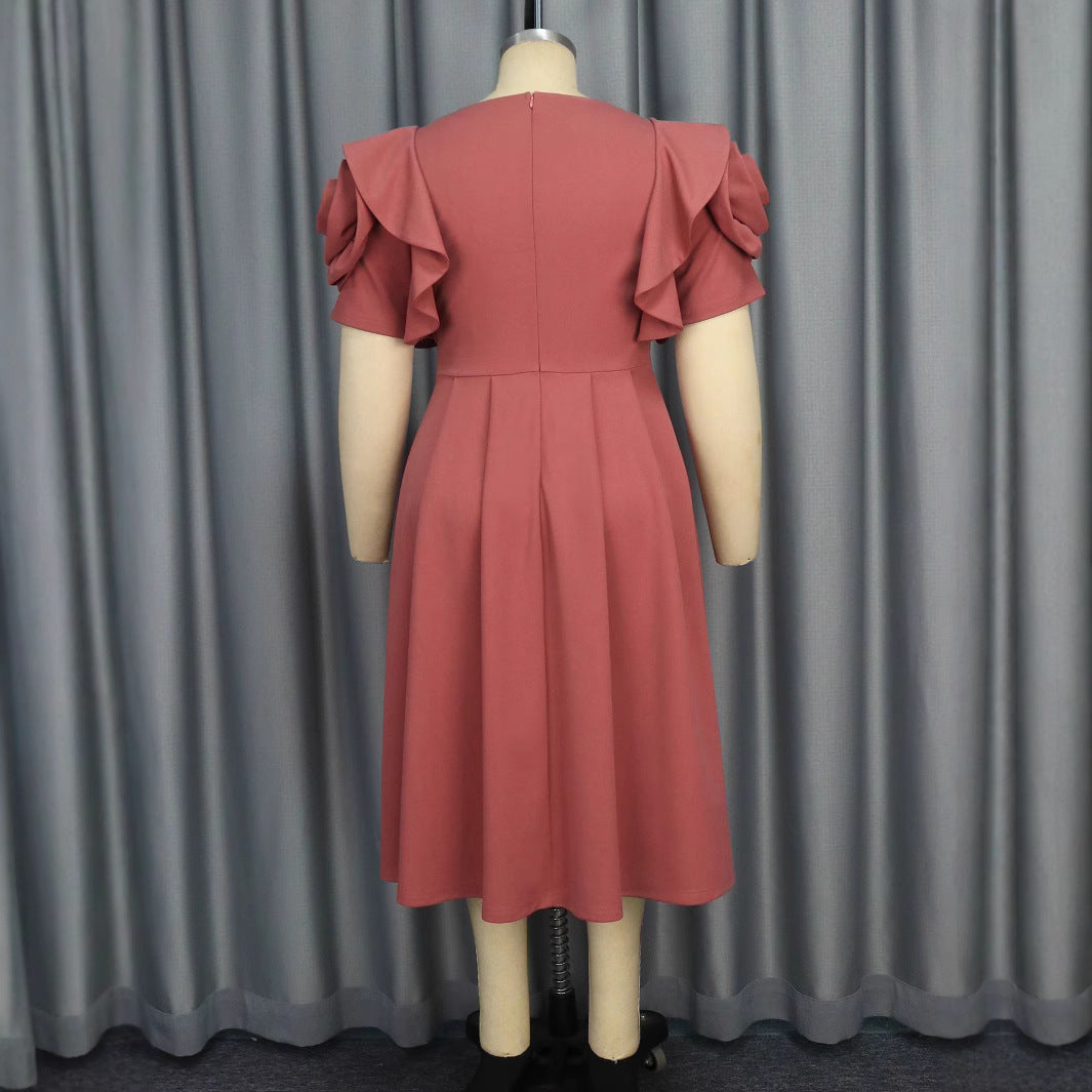 Beigefarbenes elegantes Abendkleid mit Rüschen und glänzendem Detail, ideal für besondere Anlässe.