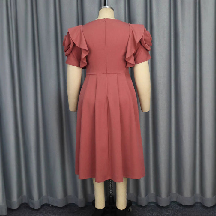 Beigefarbenes elegantes Abendkleid mit Rüschen und glänzendem Detail, ideal für besondere Anlässe.