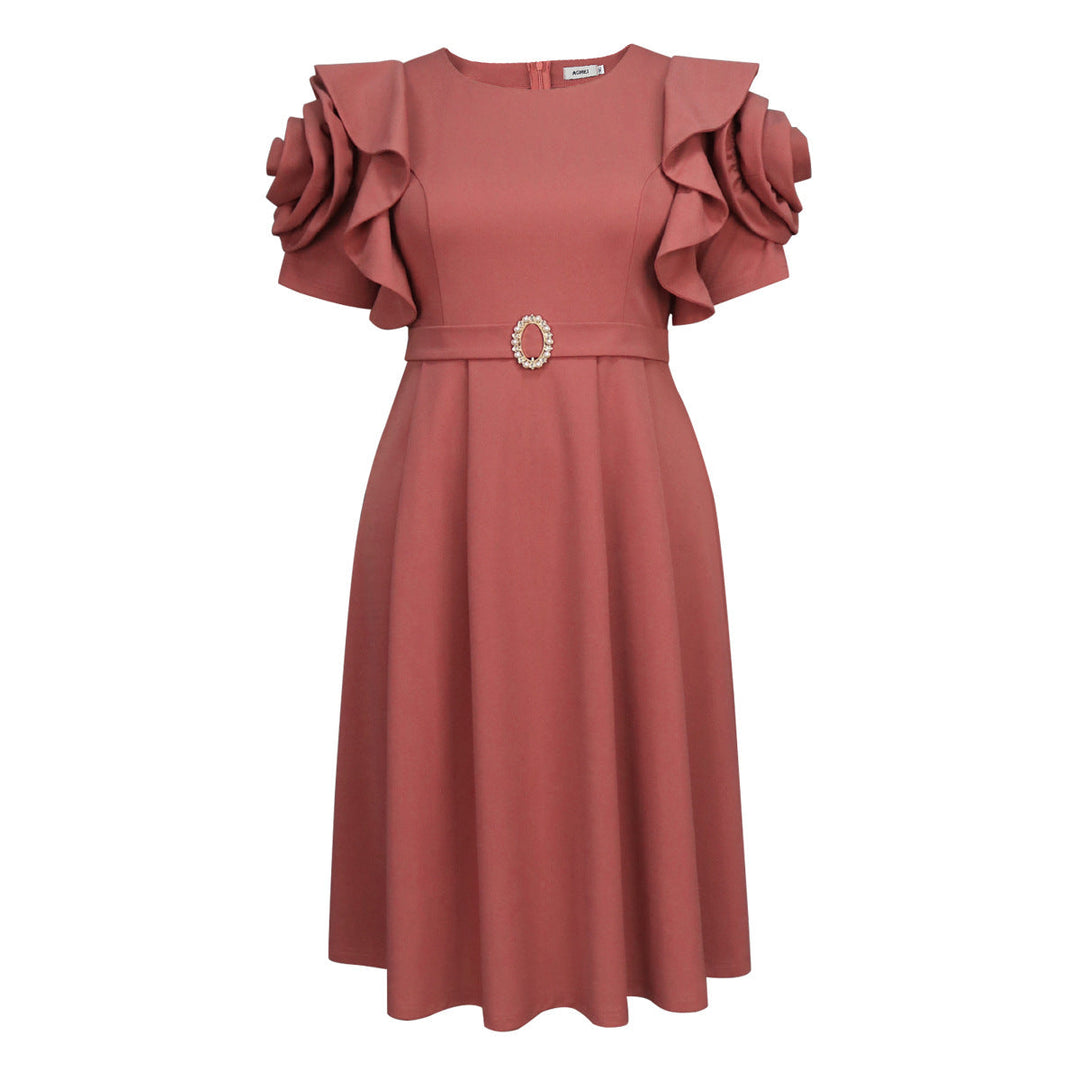 Festliches Frauenkleid mit eleganten Rüschenärmeln und einzigartigem Schmuckdetail. Ideal als Abendkleid.