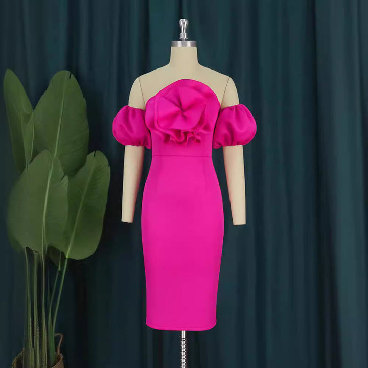 Stilvolles orangefarbenes Frauen Midi-Kleid mit V-Ausschnitt und zarten Rüschen, ideal für elegante Abendgarderobe.