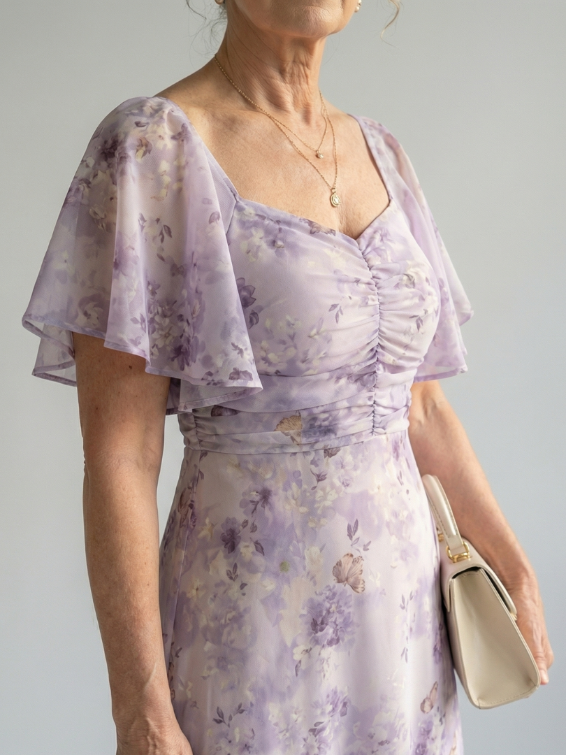 Frau trägt modisches Damen Midi-Kleid mit Flatterärmeln. Stilvolles, bequemes Freizeitkleid, perfekt für den Sommer.
